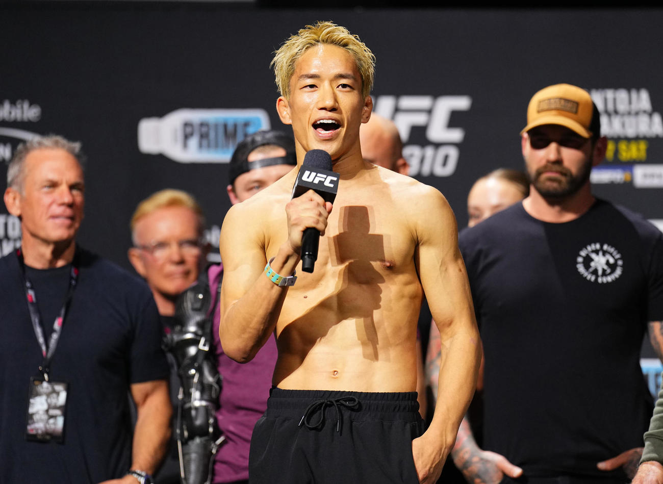 UFCフライ級王座獲得への意欲を示した朝倉海（中央）（C）Zuffa LLC／UFC