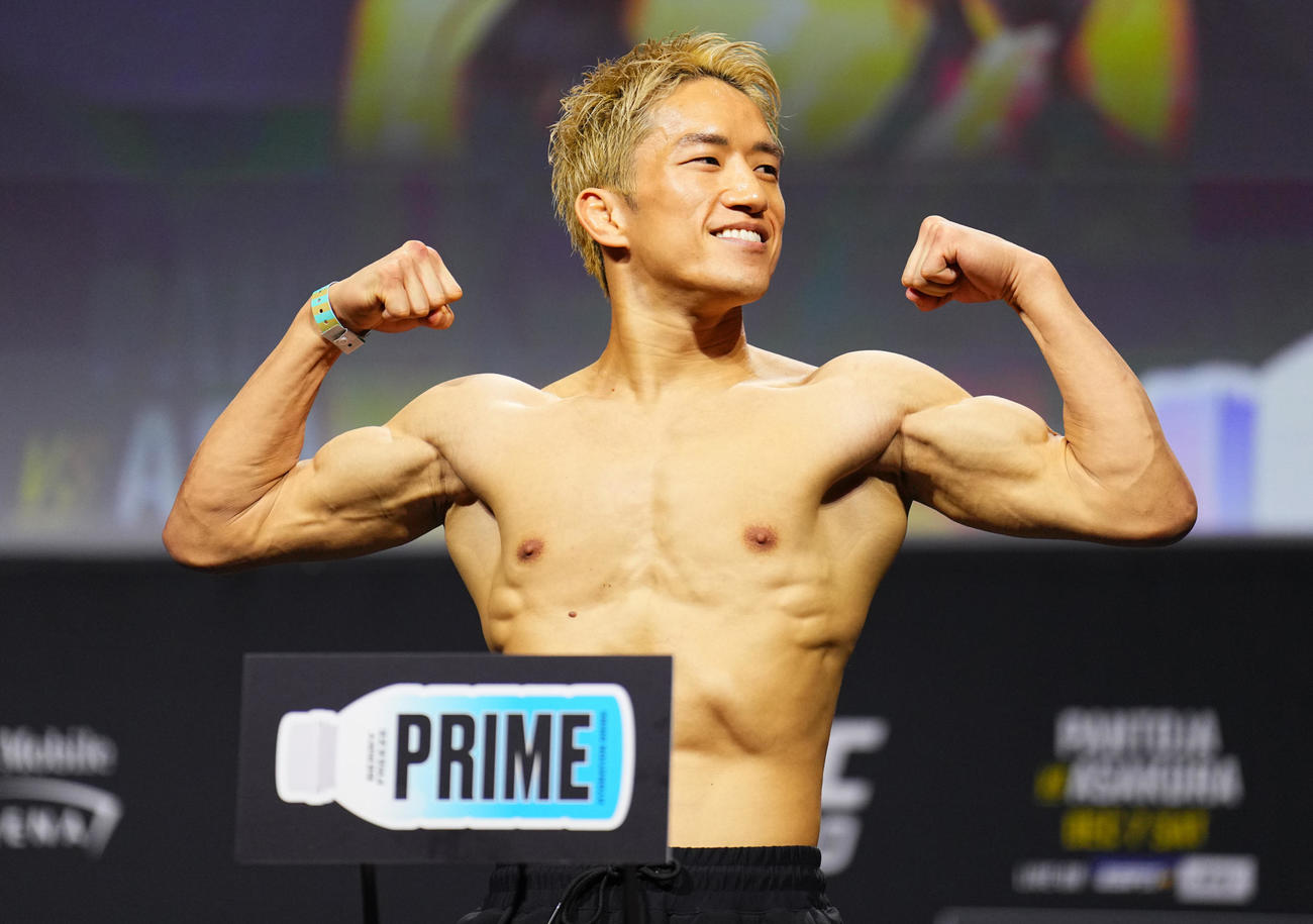 公開計量でガッツポーズする朝倉海（C）Zuffa LLC／UFC