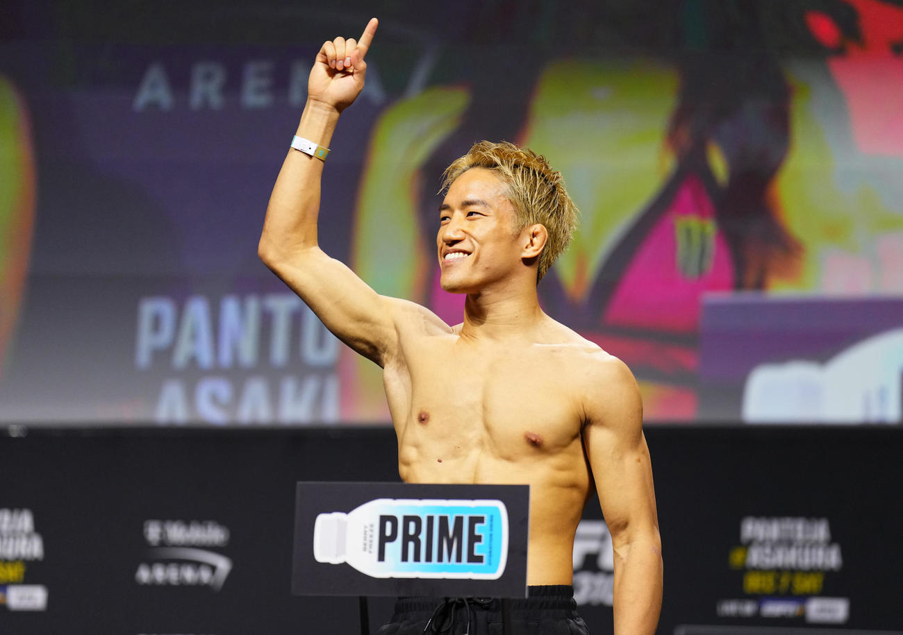公開計量で人さし指を高く掲げ、笑顔を浮かべた朝倉海（C）Zuffa LLC／UFC