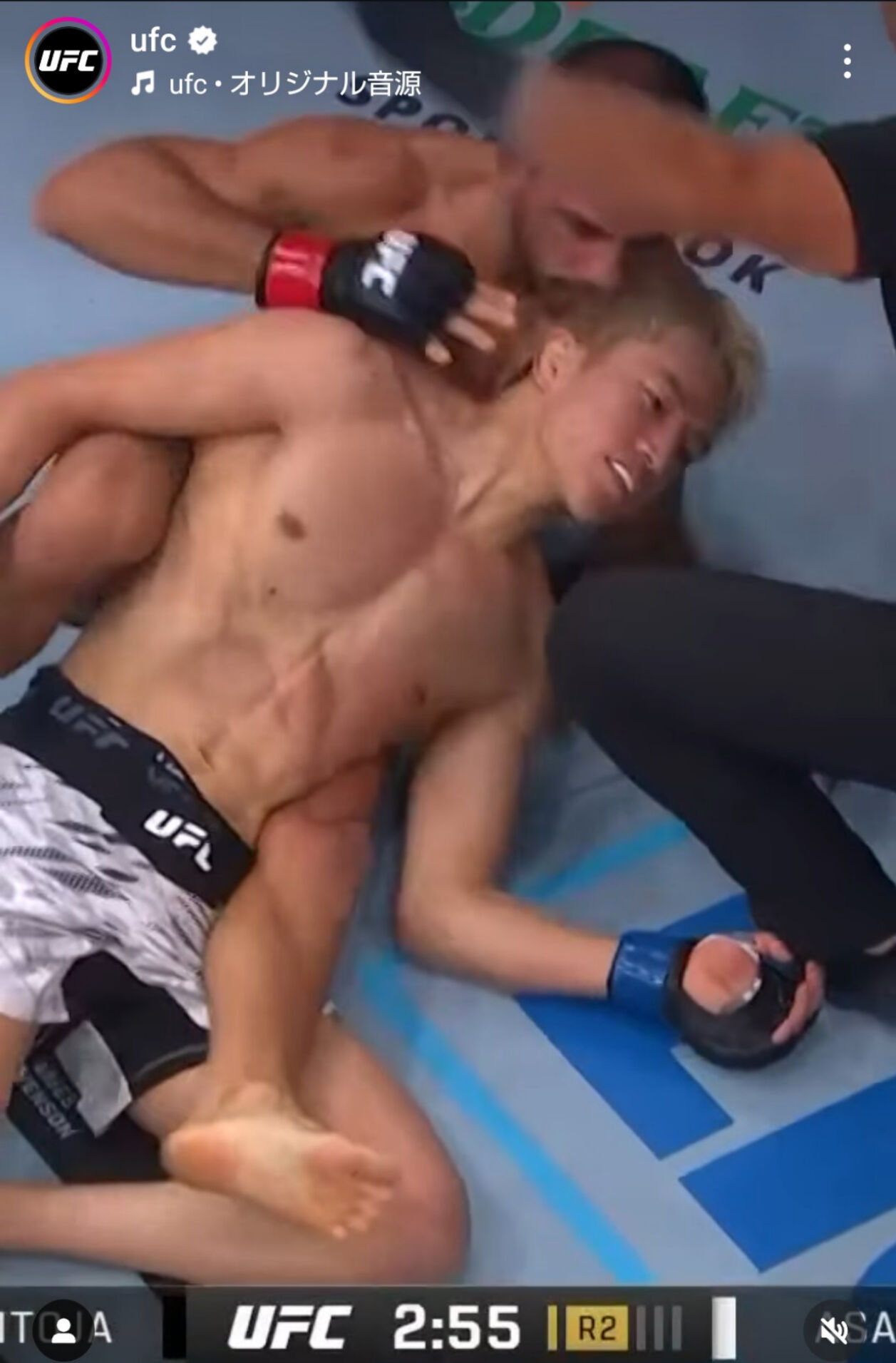 UFCフライ級王者アレシャンドレ・パントージャ（後ろ）に胴絞め裸絞めで失神に追い込まれた朝倉海（UFC公式インスタグラムから）