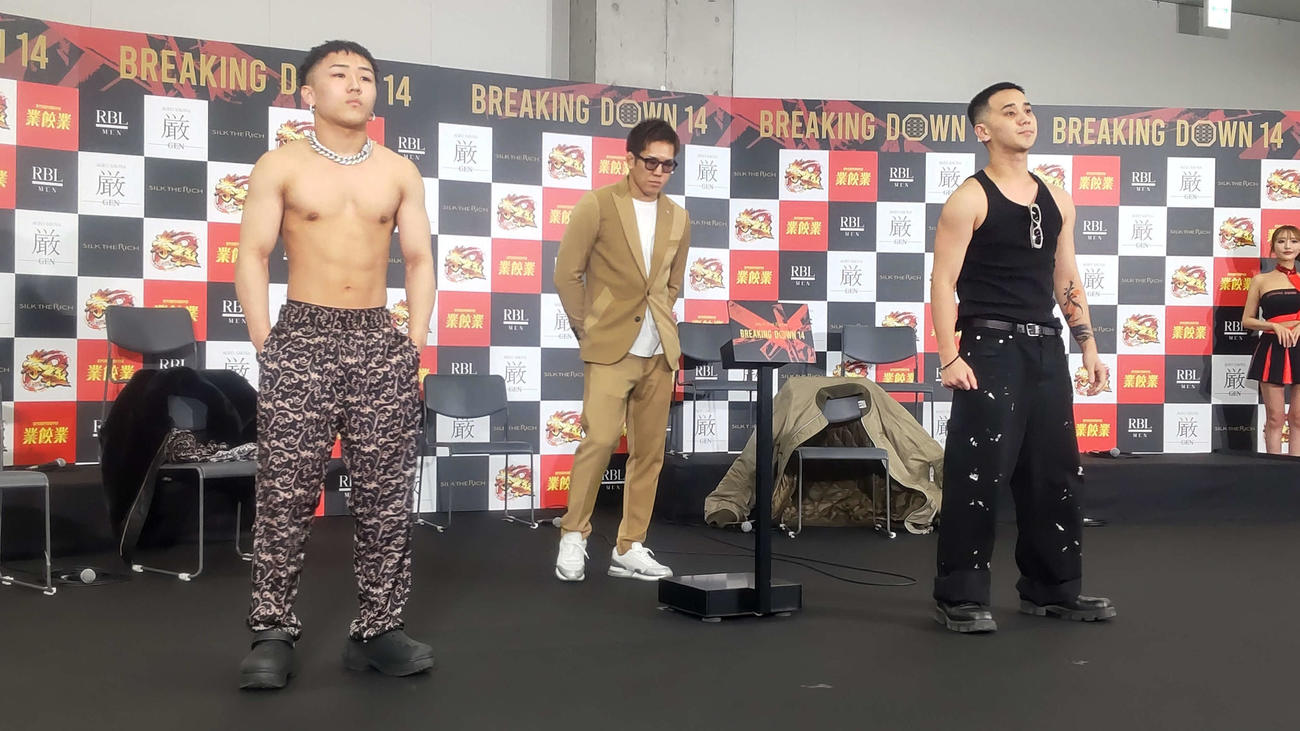 BD14で戦うレオ（左）とこめお（中央は白川ダーク陸斗）