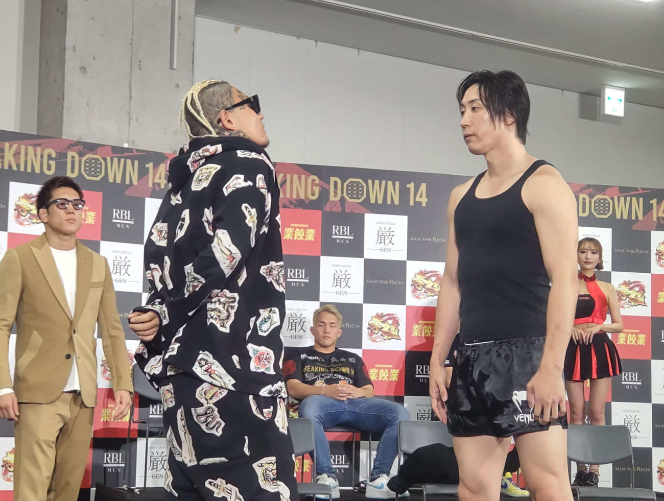 フェイスオフでにらみ合うSATORU（左）と溝口勇児COO
