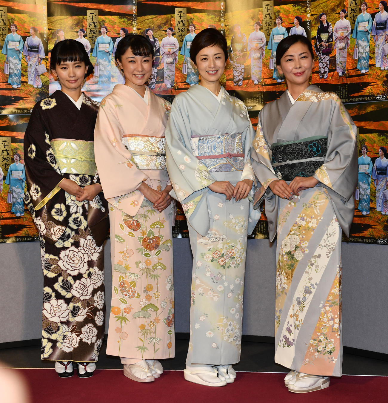 NHKBSプレミアム連続ドラマ「平成細雪」制作発表会見　NHKプレミアムドラマ「平成細雪」の会見で記念撮影に納まる、左から中村ゆり、伊藤歩、高岡早紀、中山美穂＝2017年12月25日