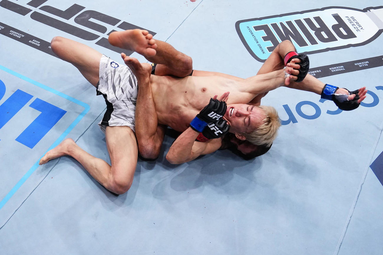 アレシャンドレ・パントージャに裸絞めを狙われる朝倉海（手前）（C）Zuffa LLC／UFC

