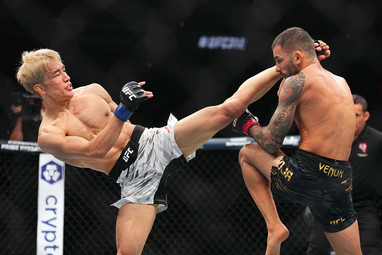 フライ級王者アレシャンドレ・パントージャ（右）に左ハイキックを蹴りこむ朝倉海（C）Zuffa LLC／UFC