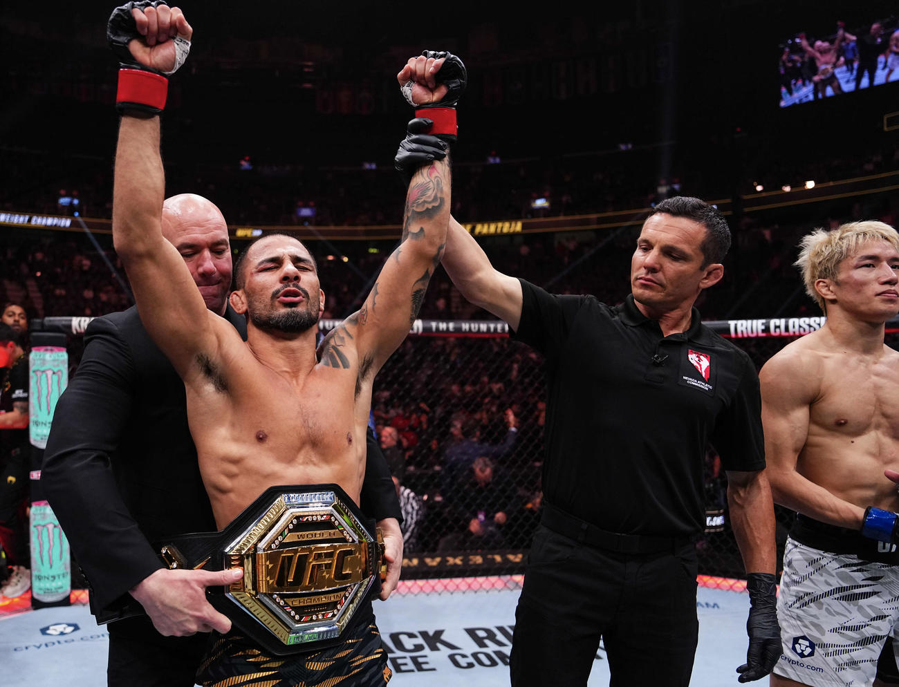 UFCフライ級王者アレシャンドレ・パントージャ（左端）に敗れた朝倉海（右端）（C）Zuffa LLC／UFC

