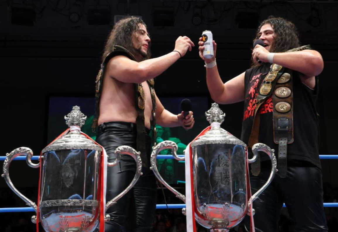 全勝Vでスイーツとビールを解禁したジュン（左）とレイの斉藤ブラザーズ（全日本プロレス公式サイトから）