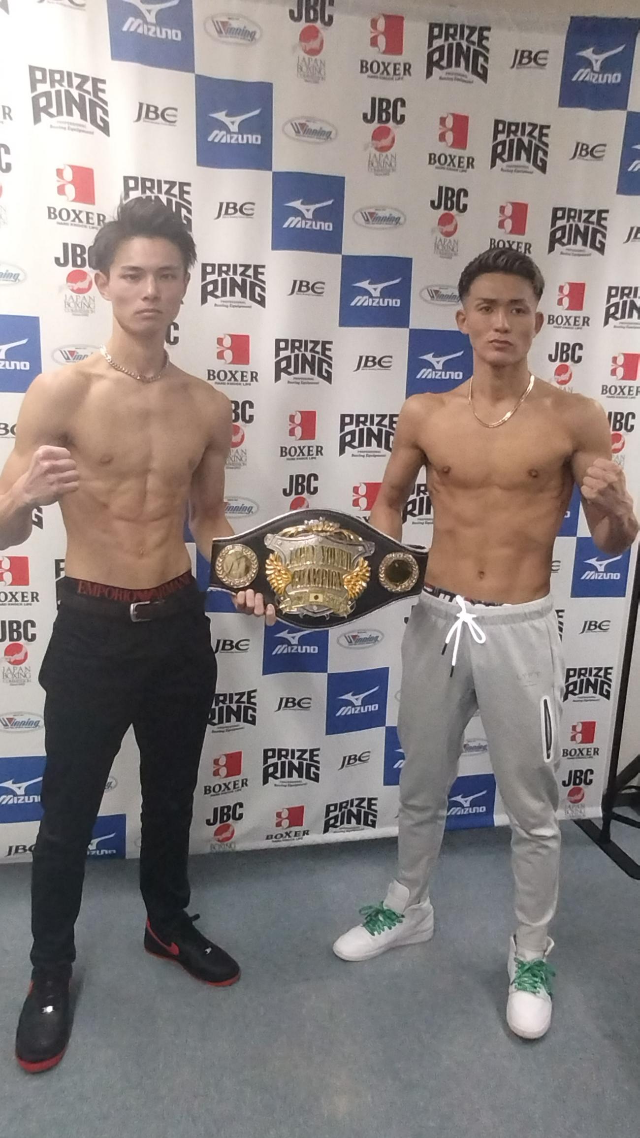 日本ユース・ウエルター級王座決定戦を控えて計量をクリアした元WBA、WBC世界スーパーウエルター級王者・輪島功一氏の孫・磯谷大心（左）と対戦相手の加藤大河（右）（撮影・首藤正徳）