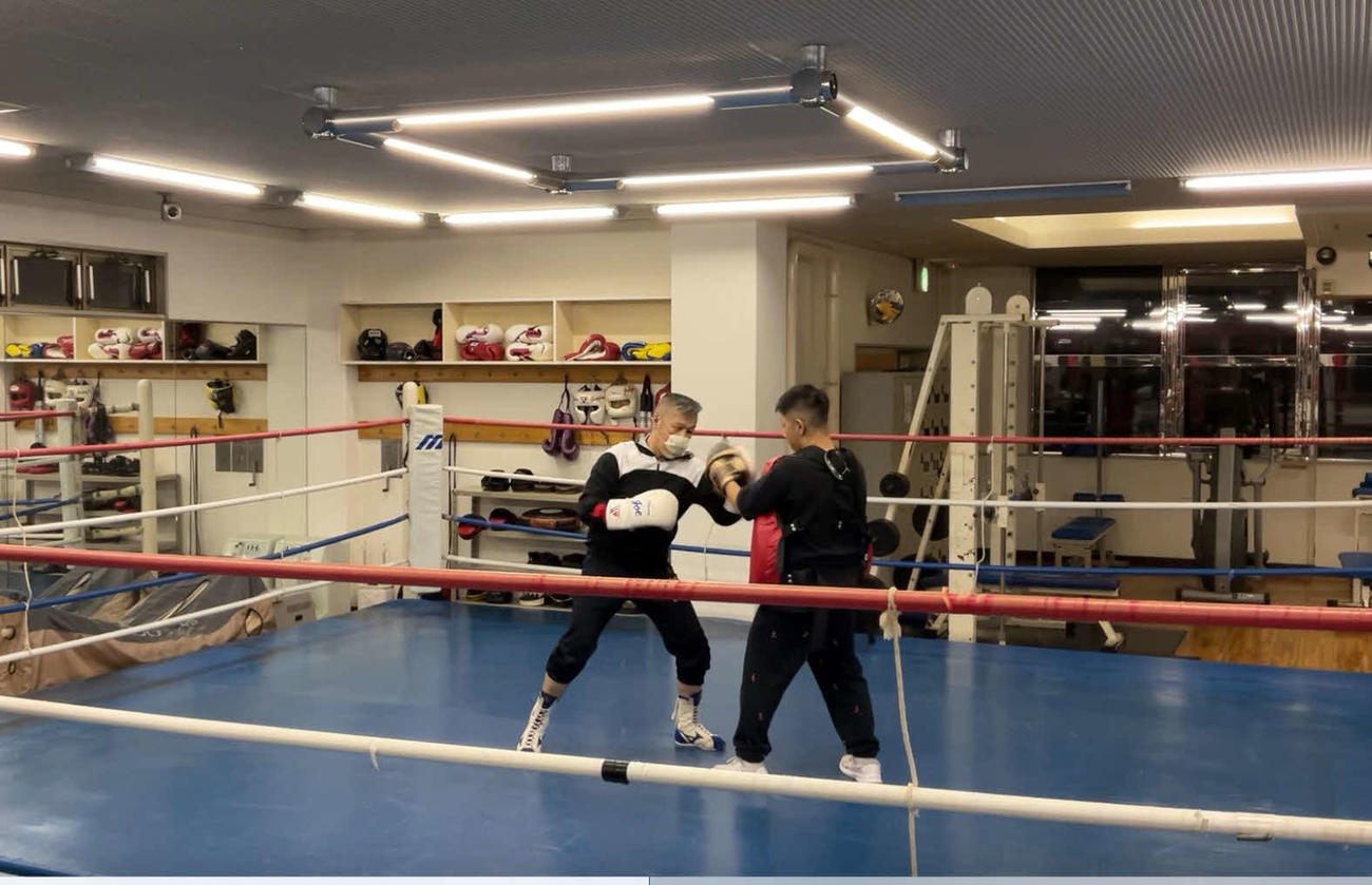 辰吉丈一郎はミット打ちを行った（撮影・益田一弘