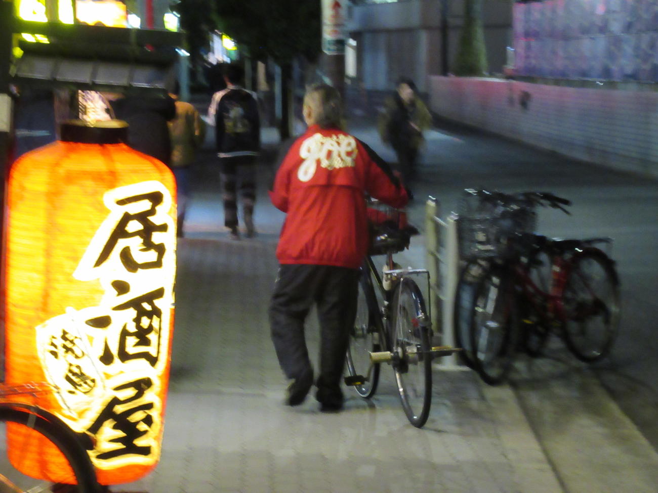 大阪帝拳ジムから自転車で帰る辰吉丈一郎（撮影・益田一弘）