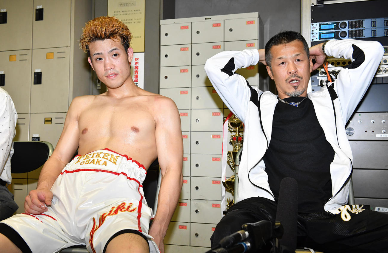 試合後、息子寿以輝（左）の戦いについて話す辰吉丈一郎（2016年7月9日撮影）