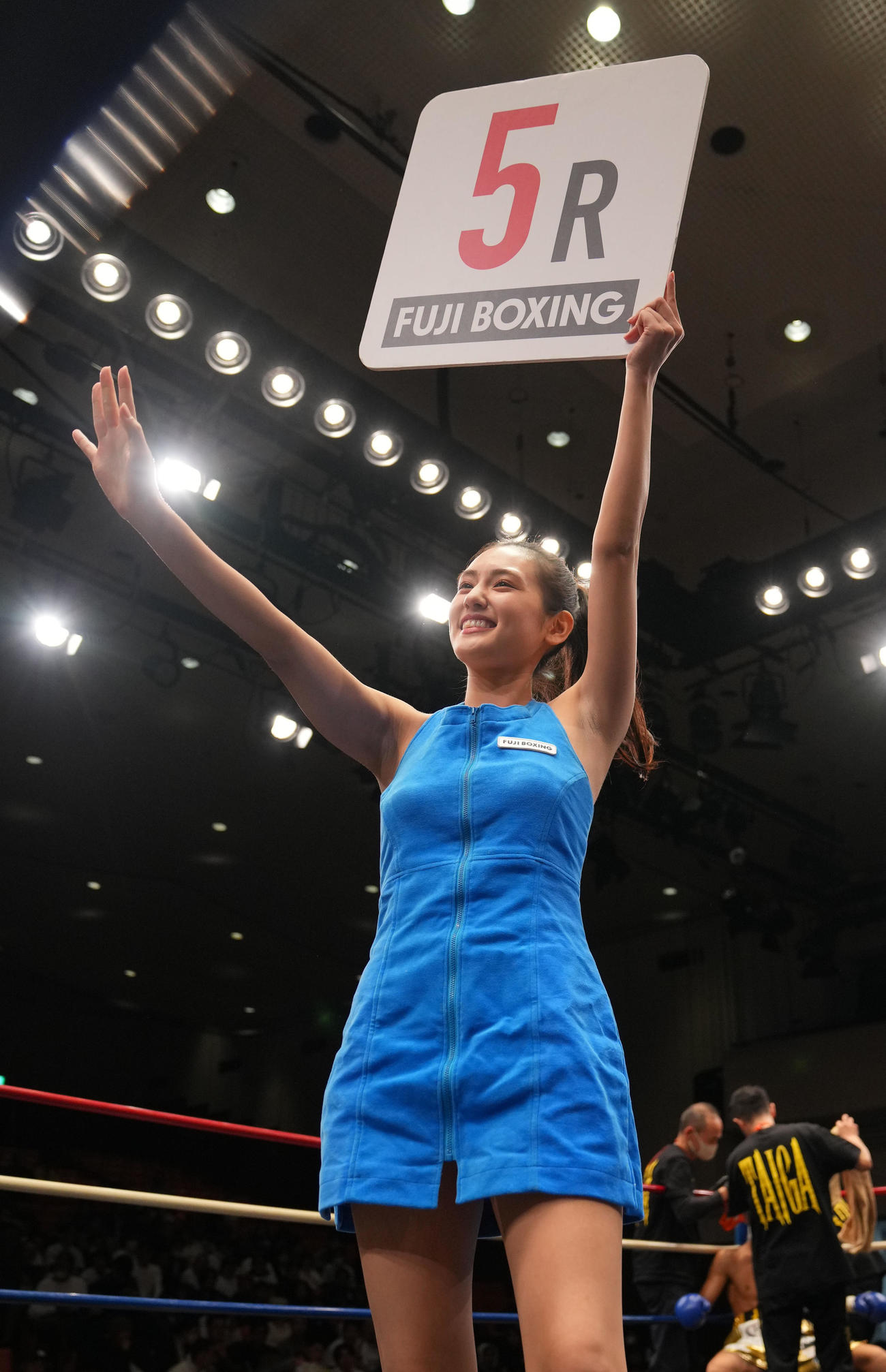 磯谷大心対加藤大河　ラウンドガールを務める天野レナ（撮影・横山健太）