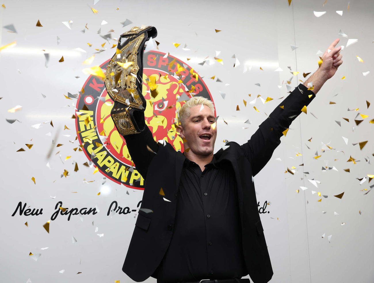 2024プロレス大賞の最優秀選手賞に選ばれて喜ぶザック・セイバーJr．（撮影・丹羽敏通）