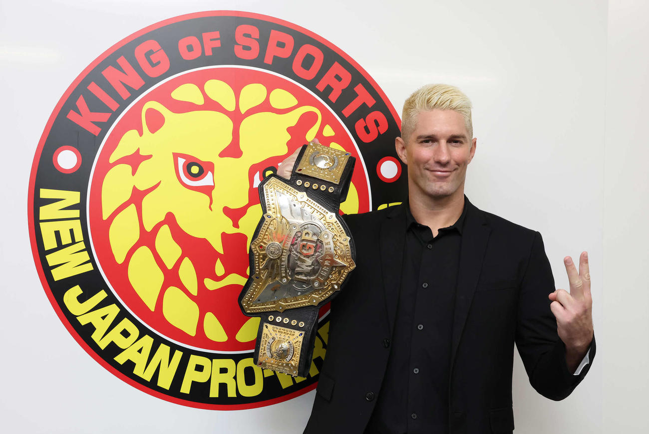 2024プロレス大賞の最優秀選手賞に選ばれてカメラに向かってポーズを決めるザック・セイバーJr．（撮影・丹羽敏通）