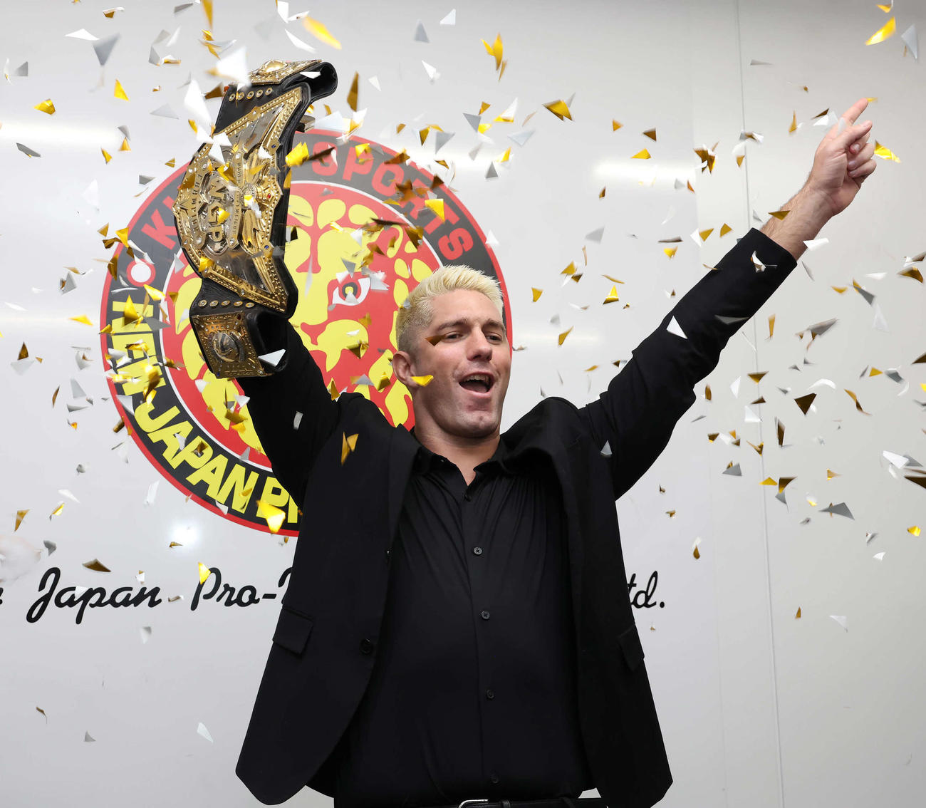2024プロレス大賞の最優秀選手賞に選ばれて喜ぶザック・セイバーJr．（撮影・丹羽敏通）