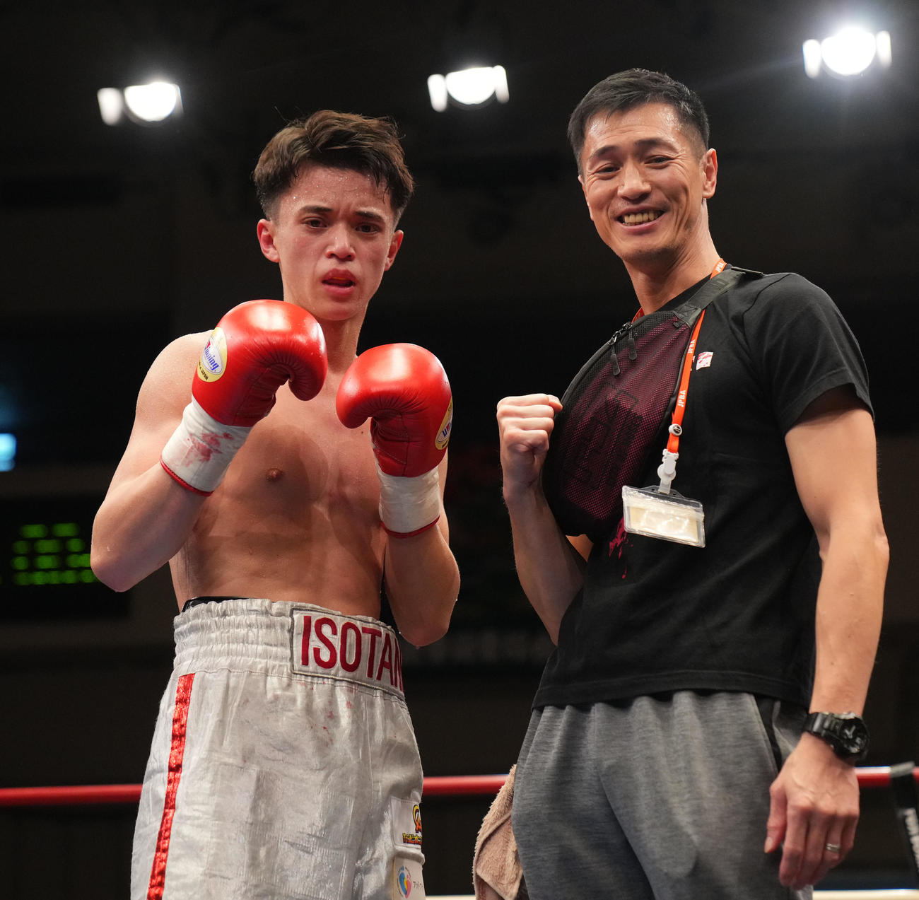 磯谷広太対藤原連　デビュー戦を判定で勝利した磯谷広太。右は父の和広トレーナー（撮影・横山健太）