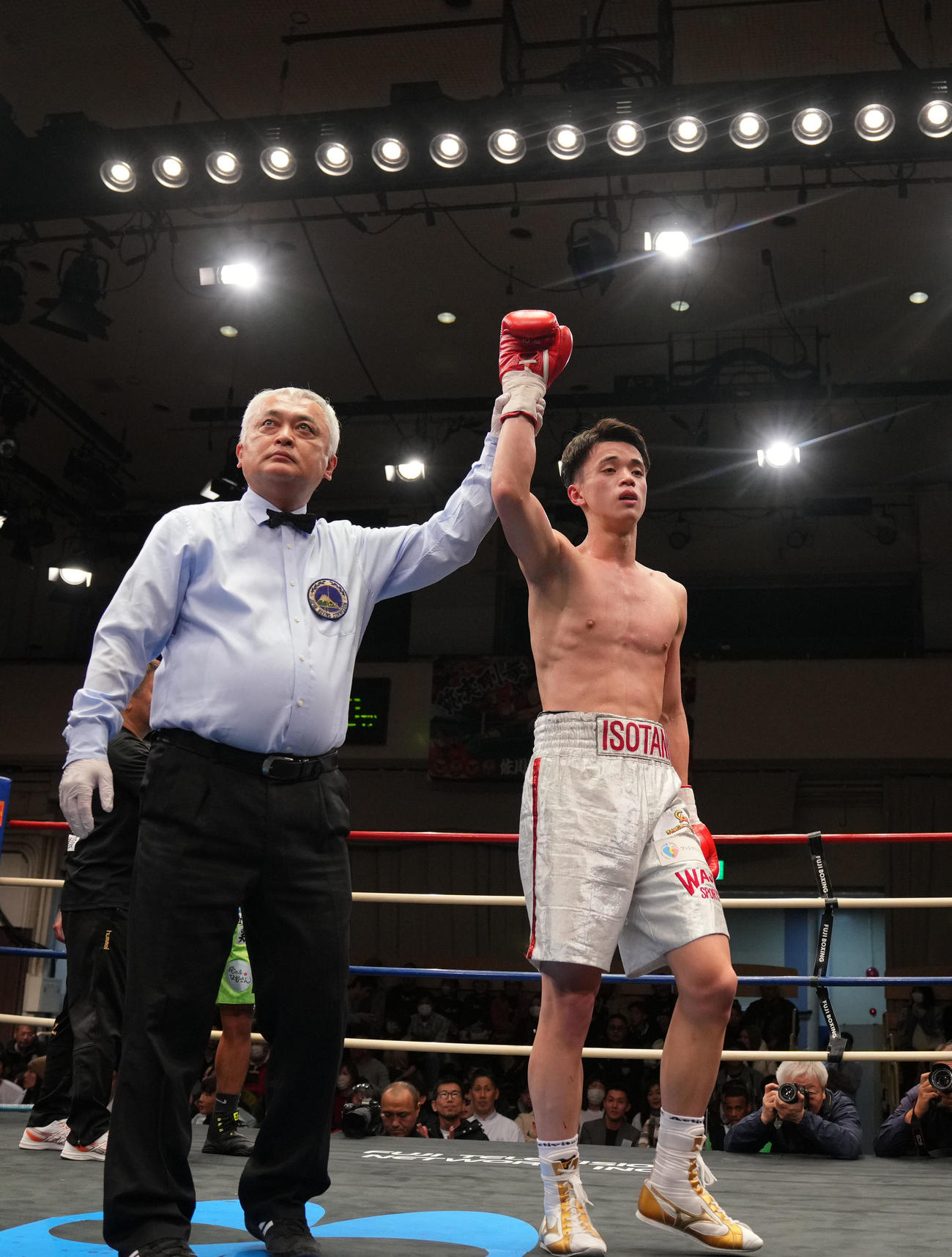 磯谷広太対藤原連　デビュー戦を判定で勝利した磯谷広（右）（撮影・横山健太）