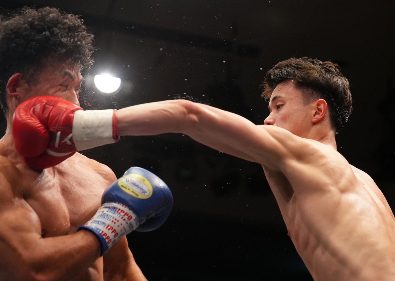 磯谷広太対藤原連　3回、パンチを放つ磯谷広（右）（撮影・横山健太）