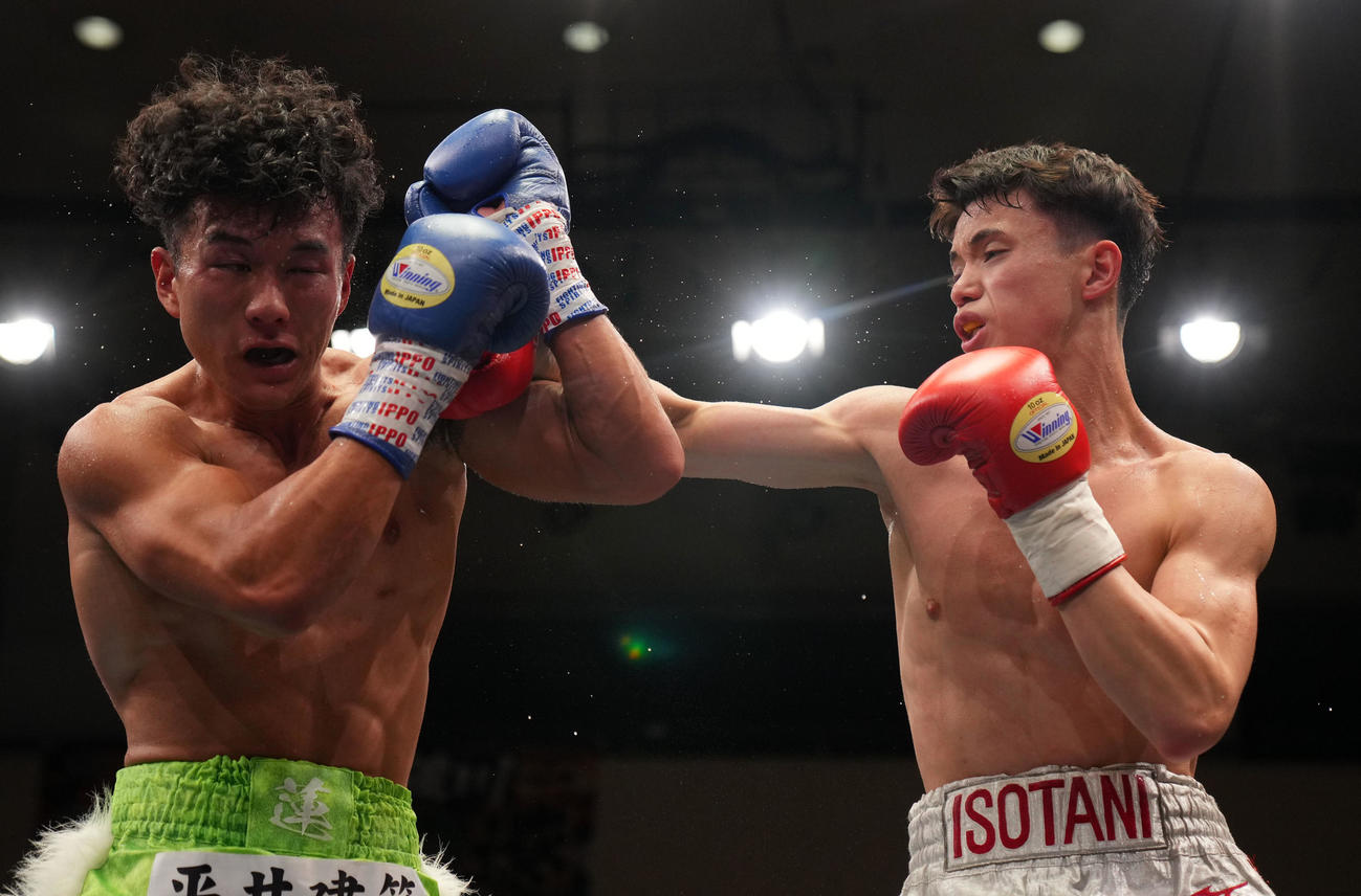 磯谷広太対藤原連　3回、パンチを放つ磯谷広（右）（撮影・横山健太）