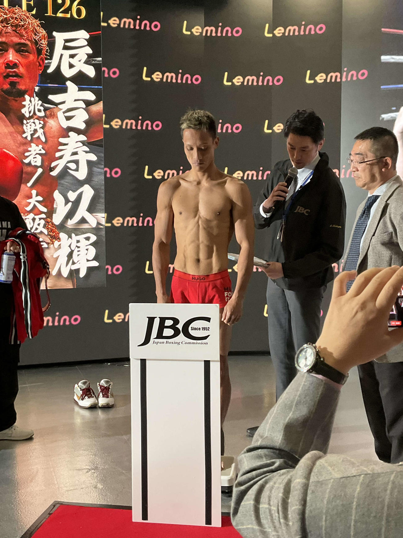 東洋太平洋スーパーバンタム級王者中嶋一輝（左）は前日計量に臨んだ（撮影・益田一弘）