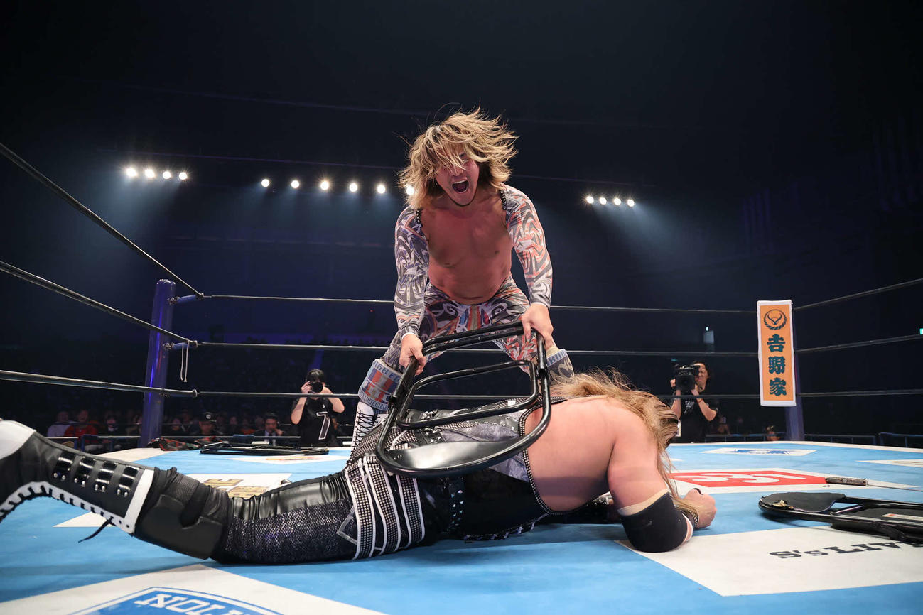 熊本大会で、イスでEVILをたたきのめした棚橋弘至（C）新日本プロレス