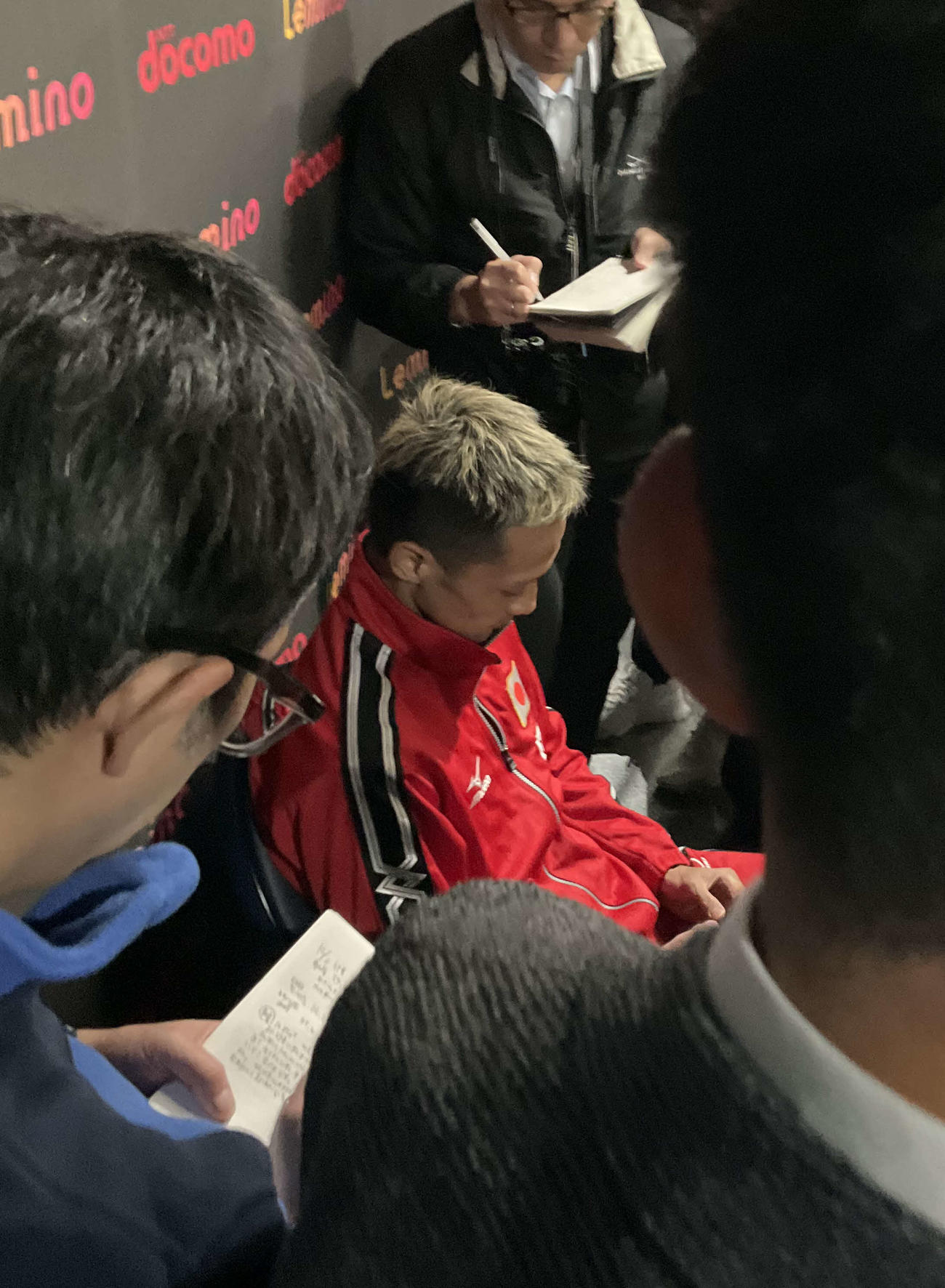 計量後に取材を受ける王者中嶋一輝（撮影・益田一弘）