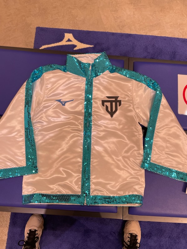 辰吉寿以輝が初めてつくった入場服。父丈一郎が90年に日本タイトルを獲得したコスチュームをモチーフにした青と白（大阪帝拳ジム提供）