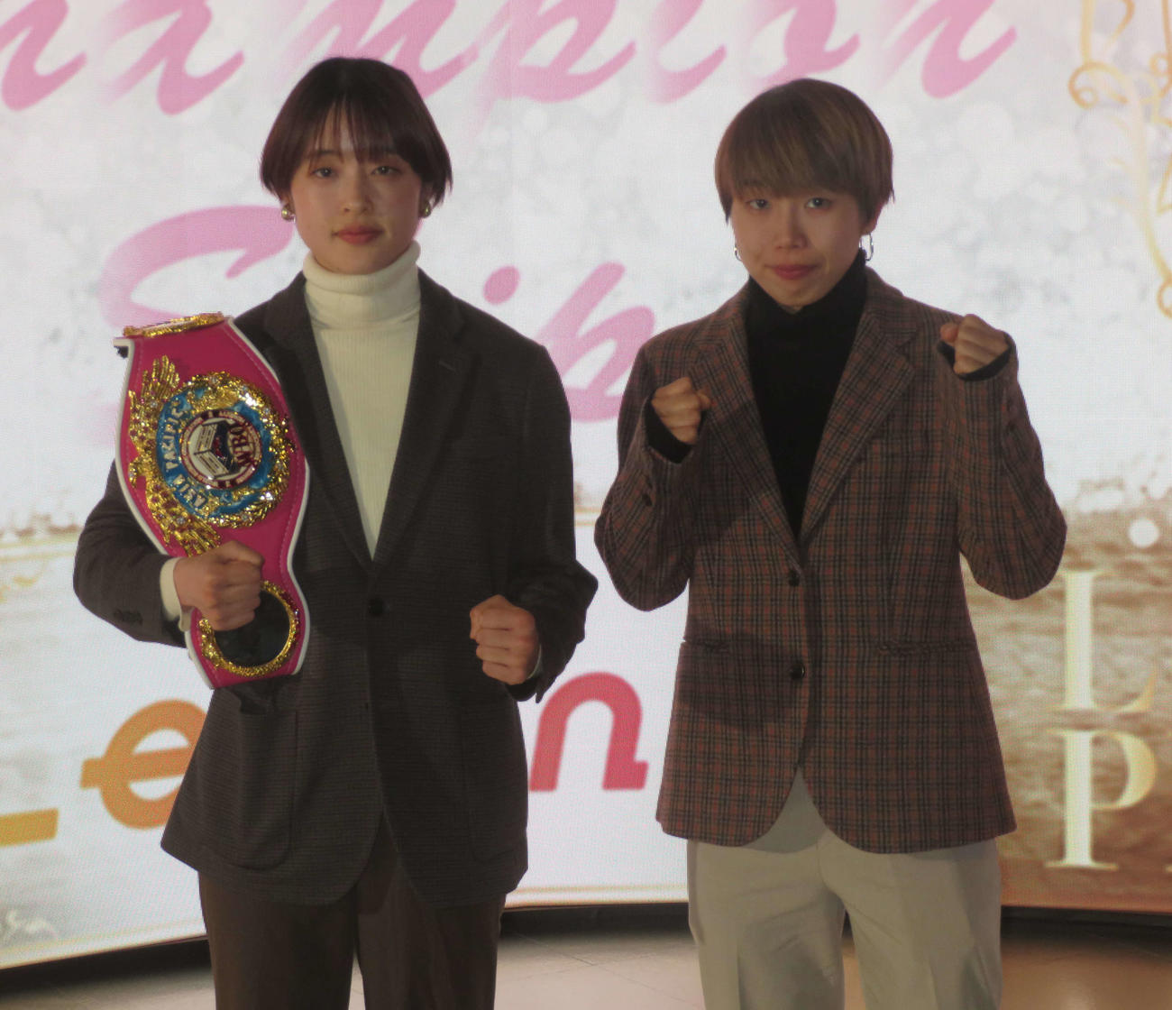25年1月21日、東京・後楽園ホールで防衛戦に臨むWBOアジア・パシフィック・アトム級王者鵜川菜央（左）と挑戦者の宗利佳歩