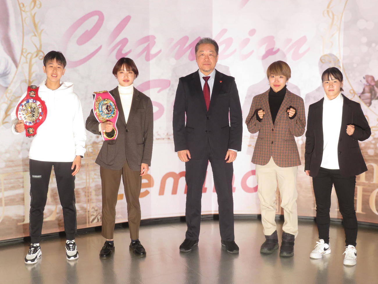 来年1月21日開催のフェニックスバトル興行に出場する選手と関係者。左端から狩野ほのか、鵜川菜央、真正ジム山下正人会長、宗利佳渉、吉田里穂