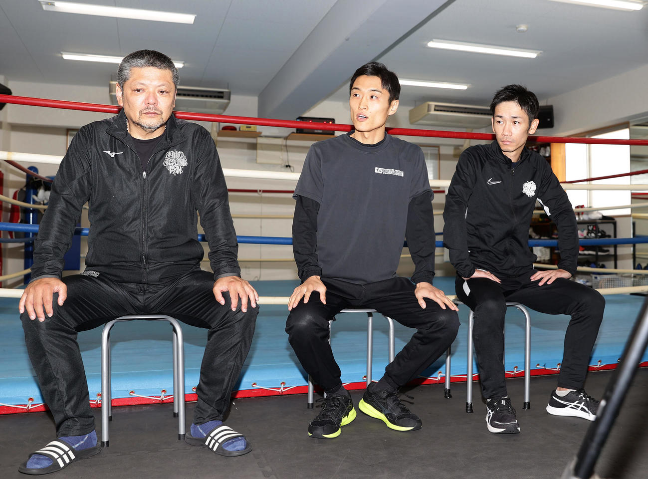 初防衛戦を控え会見に臨む西田（中央）。左は枝川会長、右は武市トレーナー（撮影・前田充）