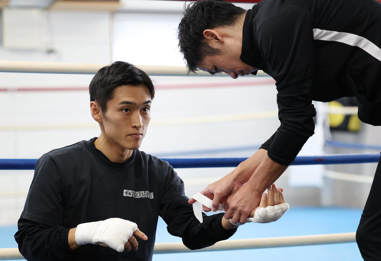 初防衛戦を控え、練習を公開した西田。右は武市トレーナー（撮影・前田充）