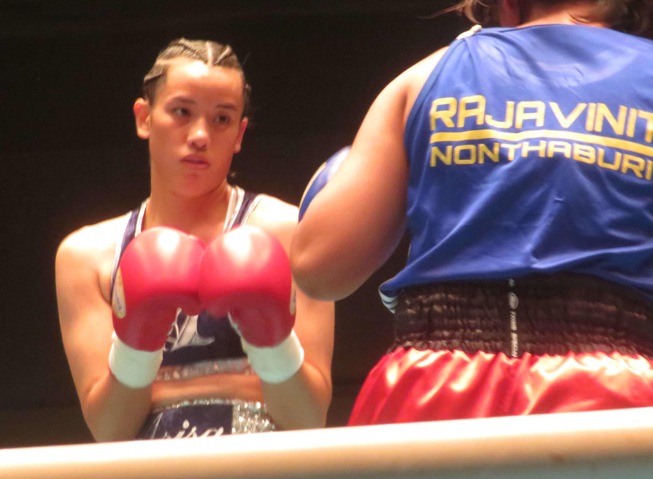 19年全日本選手権優勝などアマ出身の津端ありさ（左）がプロデビュー戦で判定勝利