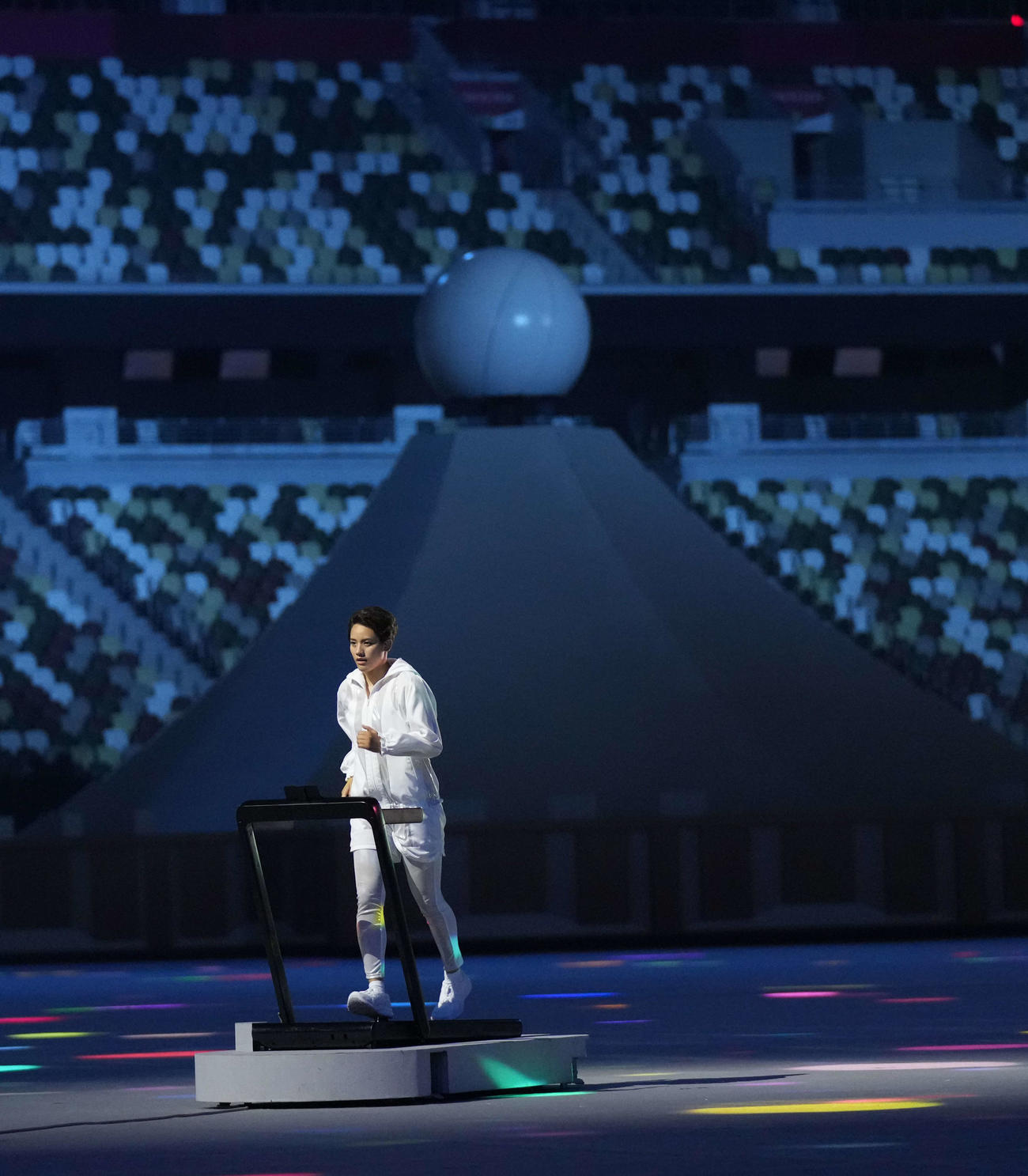 東京五輪の開会式でランニングマシンで走る津端ありさ（代表撮影）