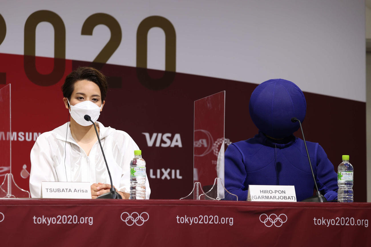東京五輪の開会式後の会見に臨んだ津端ありさ（左）とが～まるちょばのHIRO－PON（2021年7月23日）