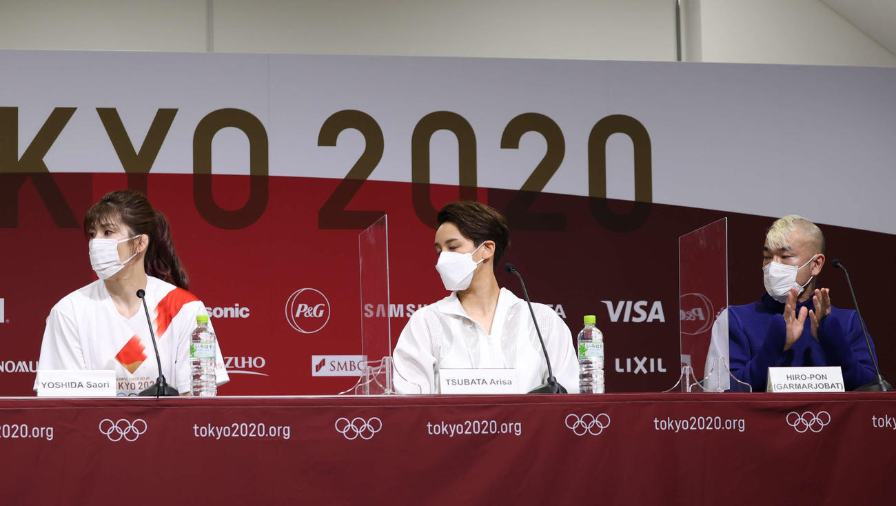東京五輪の開会式後の会見に臨んだ、左から吉田沙保里、津端ありさ、が～まるちょばのHIRO－PON（2021年7月23日）