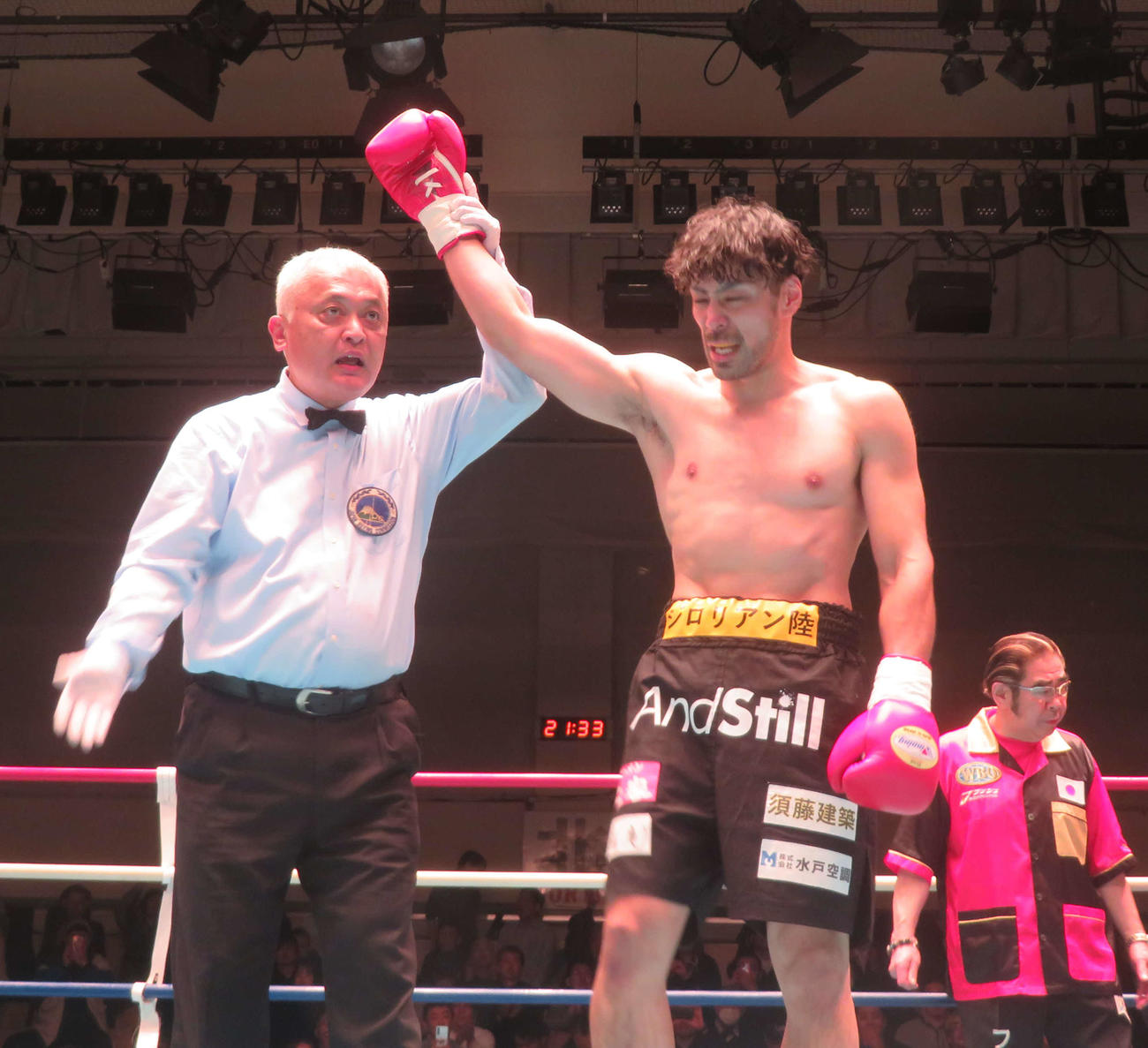 元東洋太平洋ウエルター級王者長浜陸を2回TKOで下し、約2年1カ月ぶりの再起戦を飾ったジロリアン陸（右）