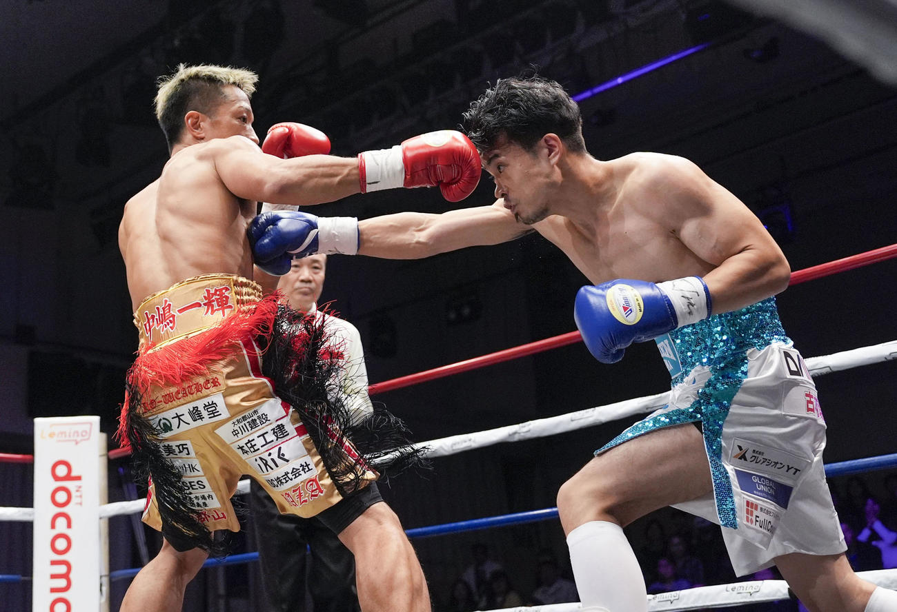 1回、中嶋一輝（左）と攻め合う辰吉寿以輝（共同）