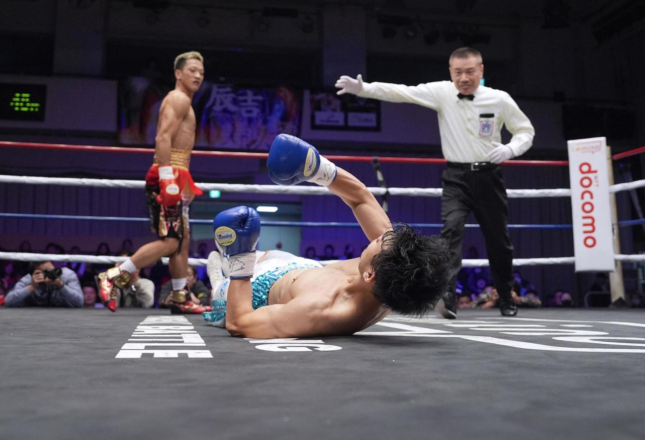 2回、中嶋一輝（左）にTKO負けした辰吉寿以輝（共同）
