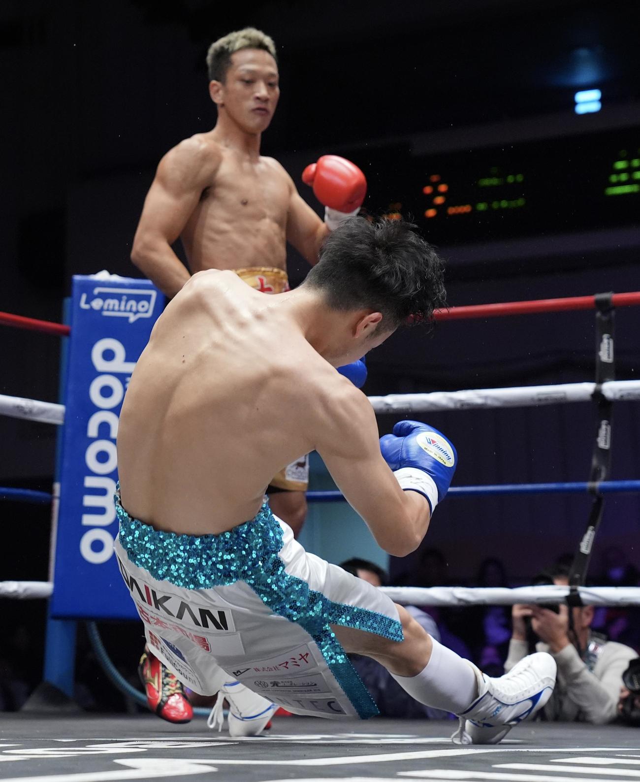 中嶋一輝対辰吉寿以輝　2回、中嶋のパンチを浴び倒れる辰吉寿（撮影・垰建太）
