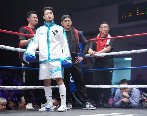中嶋一輝対辰吉寿以輝　ガウンを着てリングインする辰吉寿（左から2人目）（撮影・垰建太）