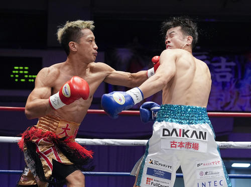 2回、中嶋一輝（左）に攻められる辰吉寿以輝（共同）