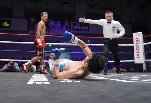 2回、中嶋一輝（左）にTKO負けした辰吉寿以輝（共同）
