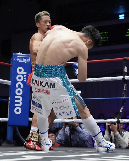 中嶋一輝対辰吉寿以輝　2回、中嶋のパンチを浴び倒れる辰吉寿（撮影・垰建太）