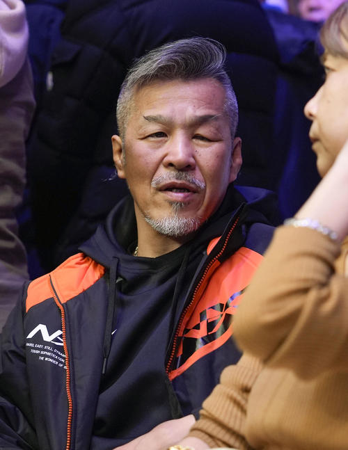 辰吉寿以輝の試合会場を訪れた父丈一郎（共同）