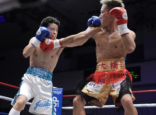 中嶋一輝対辰吉寿以輝1回、打ち合う中嶋（右）辰吉寿（撮影・垰建太）