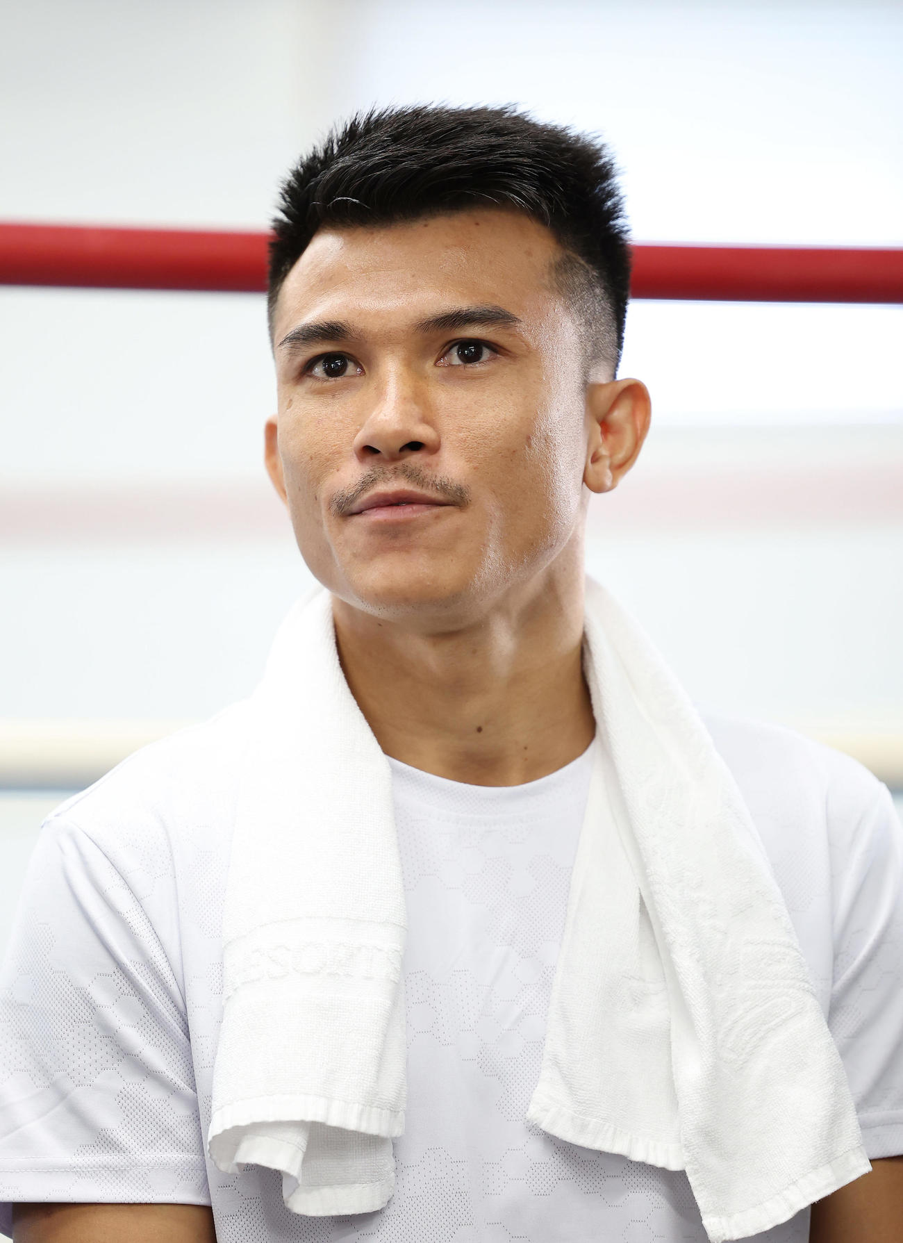 練習を公開し、会見に臨む挑戦者のアヌチャイ・ドンスア（撮影・前田充）