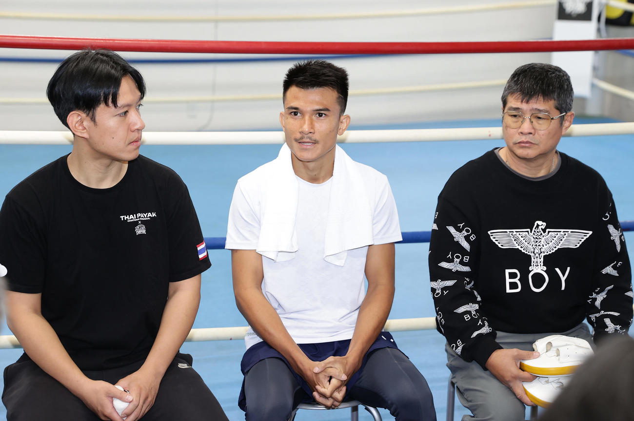 練習を公開し、会見に臨む挑戦者のアヌチャイ・ドンスア（中央）ら（撮影・前田充）