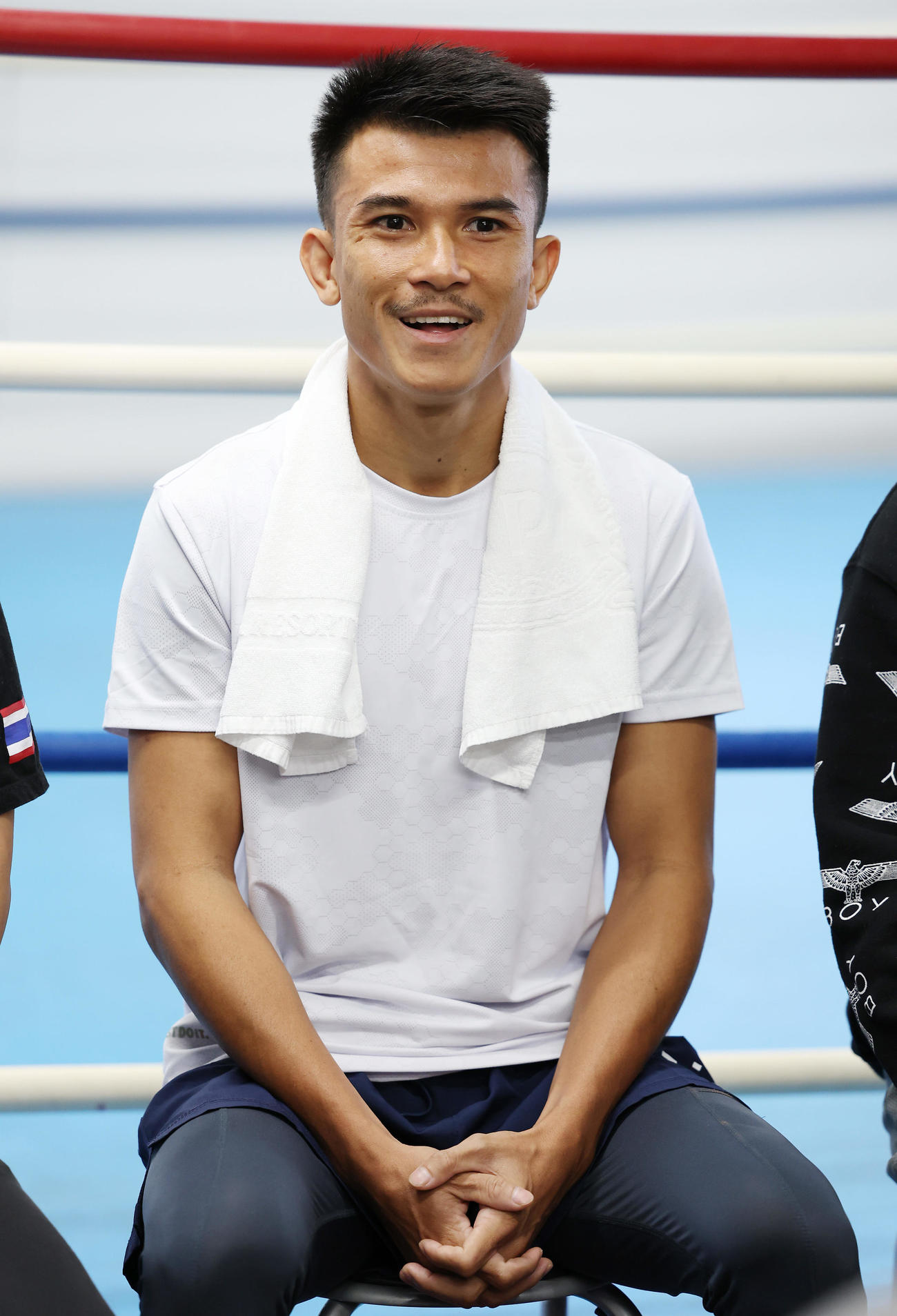 練習を公開し、会見に臨む挑戦者のアヌチャイ・ドンスア（撮影・前田充）