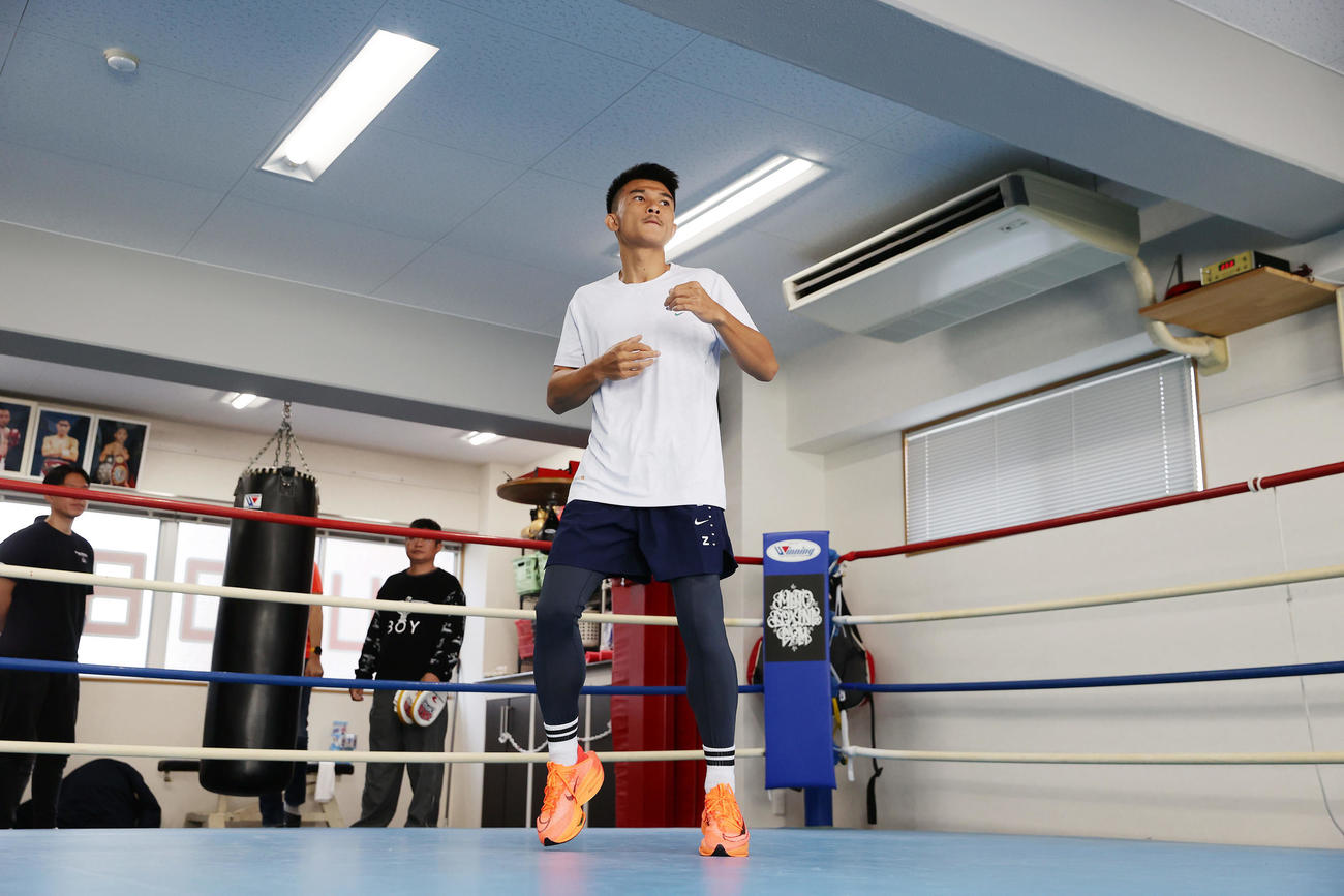 練習を公開した挑戦者のアヌチャイ・ドンスア（撮影・前田充）