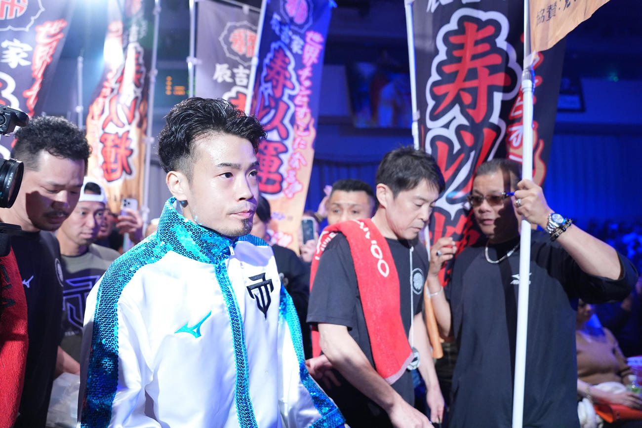 中嶋一輝対辰吉寿以輝　リングへ向かう辰吉寿以輝（撮影・垰建太）